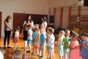 Vrtčevski otroci pomahali vrtcu v slovo 12